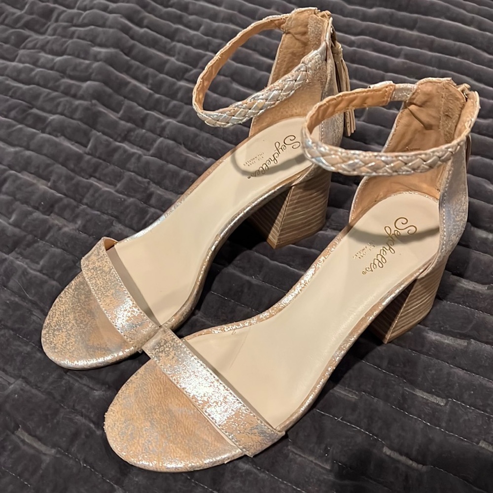 Seychelles block heeled gold/tan shoes. Size 7. NWOT. Leather upper.